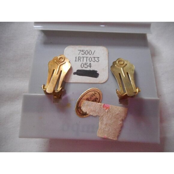 New Vintage clip on earrings gold with pink base costume jewelry Unused - Picture 2 of 3